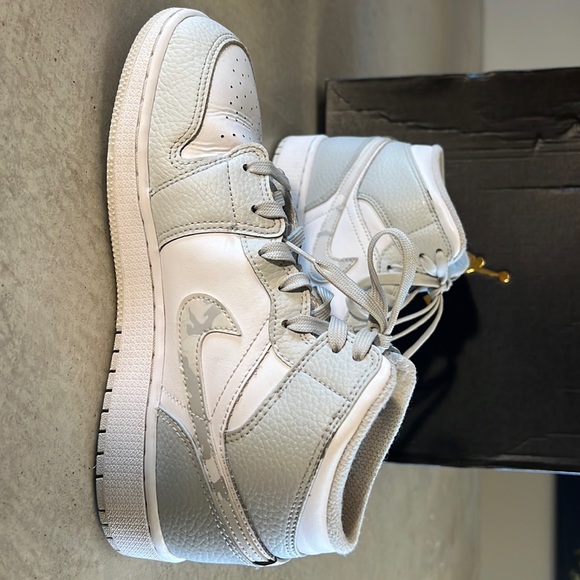 🎉 HOST PICK🥳 Air Jordan 1 Mid Grey Camo - Picture 4 of 16